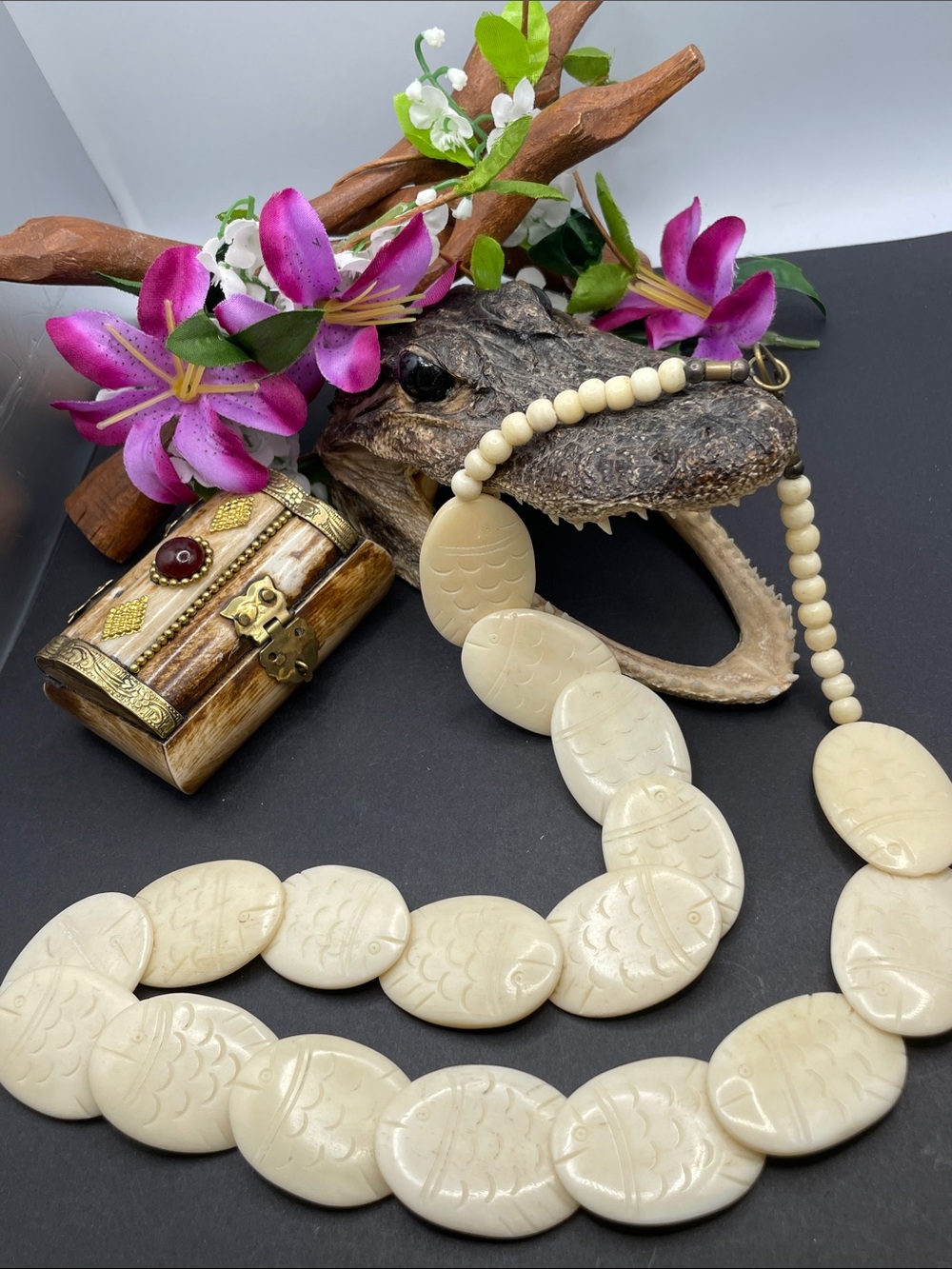 Carved bone fish necklace vintage C35